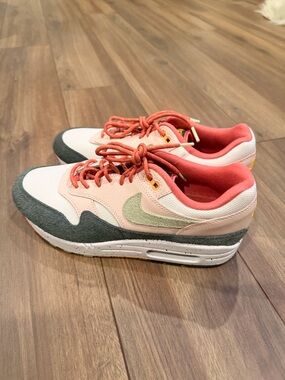 Air Max 1 Easter celebration men’s 9 worn once excellent condition
